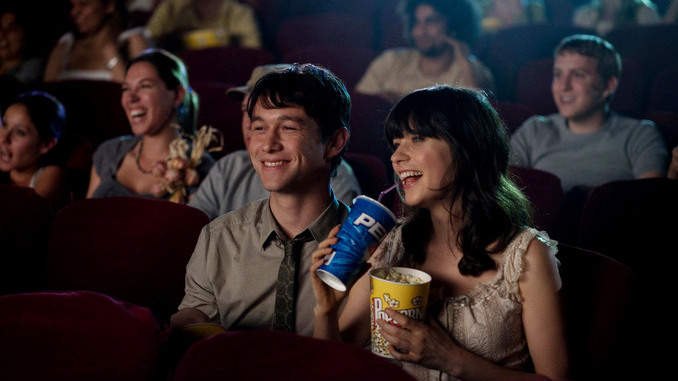 Tom y Summer ríen en el cine